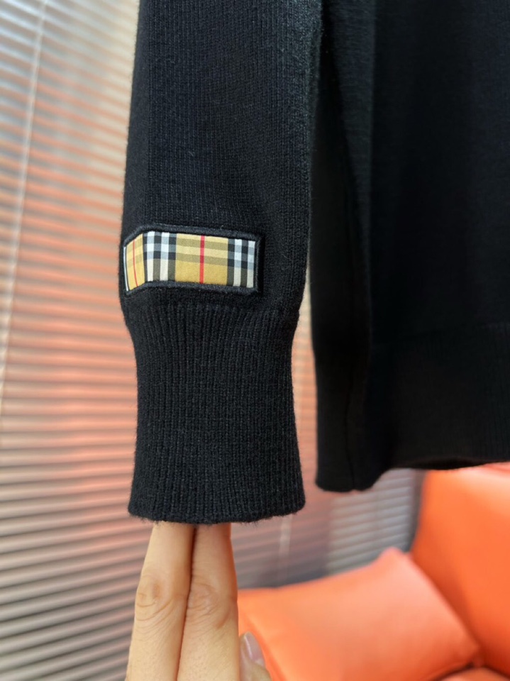 Burberry 巴宝莉2025秋冬新品圆领毛衣，本品演绎当代极简主义，采用69%羊毛、16%天丝与15