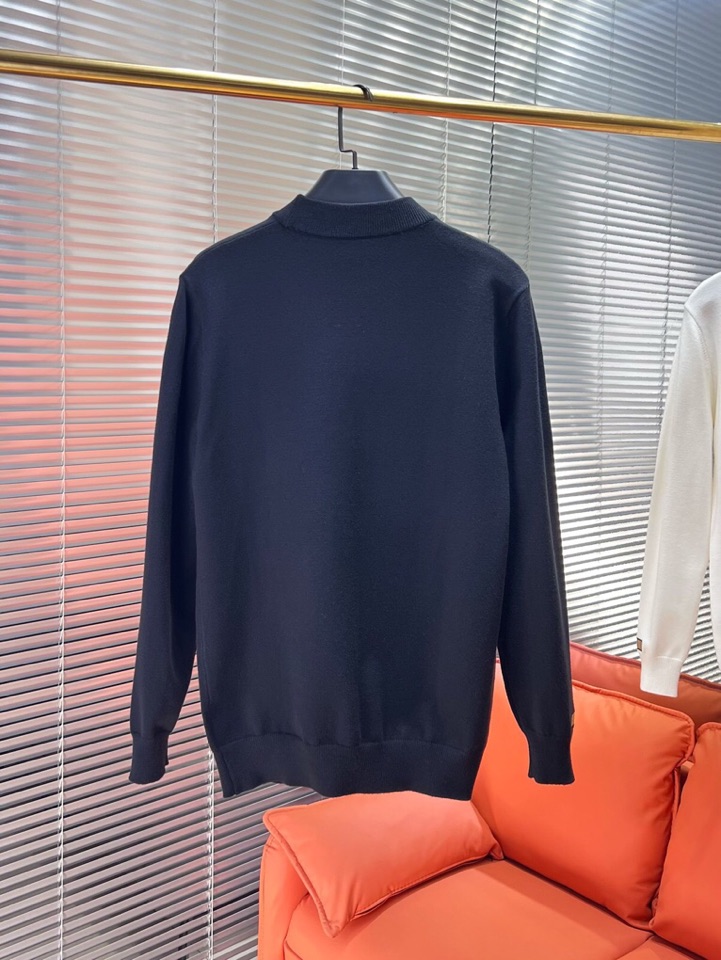 Burberry 巴宝莉2025秋冬新品圆领毛衣，本品演绎当代极简主义，采用69%羊毛、16%天丝与15