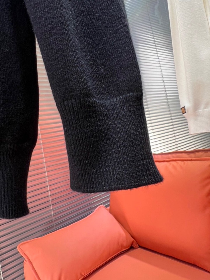 Burberry 巴宝莉2025秋冬新品圆领毛衣，本品演绎当代极简主义，采用69%羊毛、16%天丝与15