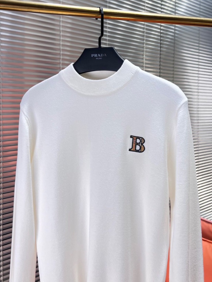Burberry 巴宝莉2025秋冬新品圆领毛衣，本品演绎当代极简主义，采用69%羊毛、16%天丝与15