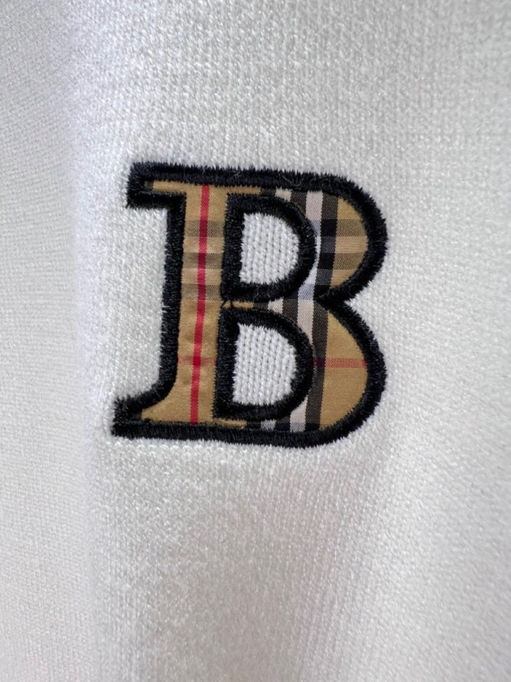 Burberry 巴宝莉2025秋冬新品圆领毛衣，本品演绎当代极简主义，采用69%羊毛、16%天丝与15