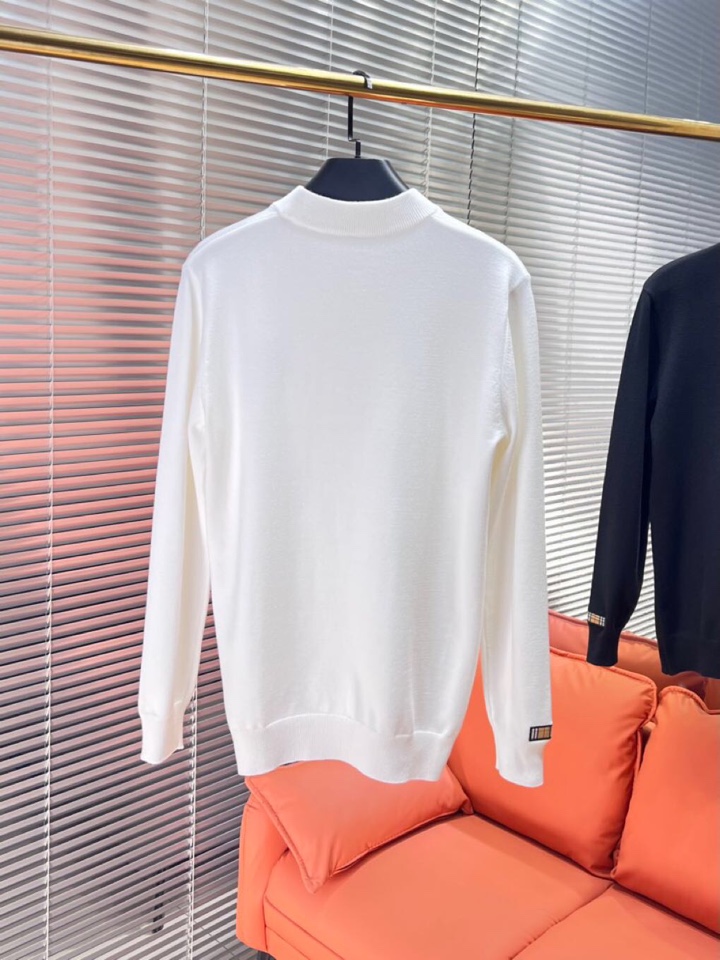 Burberry 巴宝莉2025秋冬新品圆领毛衣，本品演绎当代极简主义，采用69%羊毛、16%天丝与15