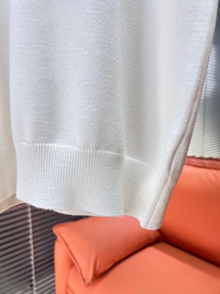 Burberry 巴宝莉2025秋冬新品圆领毛衣，本品演绎当代极简主义，采用69%羊毛、16%天丝与15