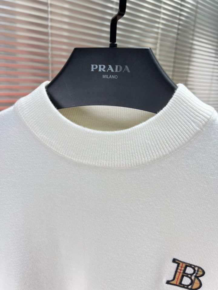 Burberry 巴宝莉2025秋冬新品圆领毛衣，本品演绎当代极简主义，采用69%羊毛、16%天丝与15