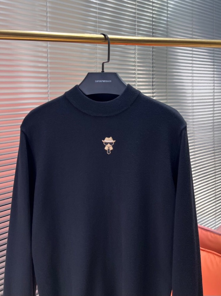 FENDI 芬迪2025秋冬新品圆领毛衣，本品演绎当代极简主义，采用69%羊毛、16%天丝与15%再生纤