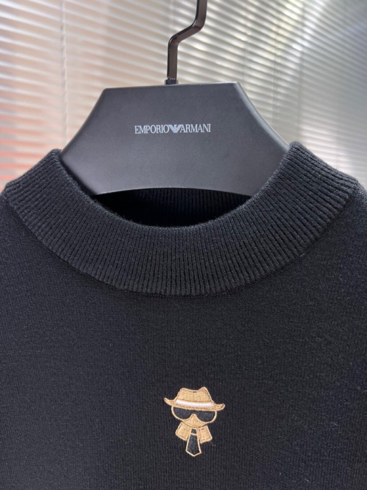 FENDI 芬迪2025秋冬新品圆领毛衣，本品演绎当代极简主义，采用69%羊毛、16%天丝与15%再生纤