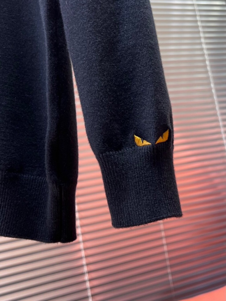 FENDI 芬迪2025秋冬新品圆领毛衣，本品演绎当代极简主义，采用69%羊毛、16%天丝与15%再生纤