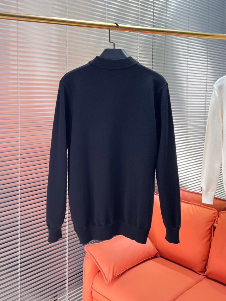 FENDI 芬迪2025秋冬新品圆领毛衣，本品演绎当代极简主义，采用69%羊毛、16%天丝与15%再生纤