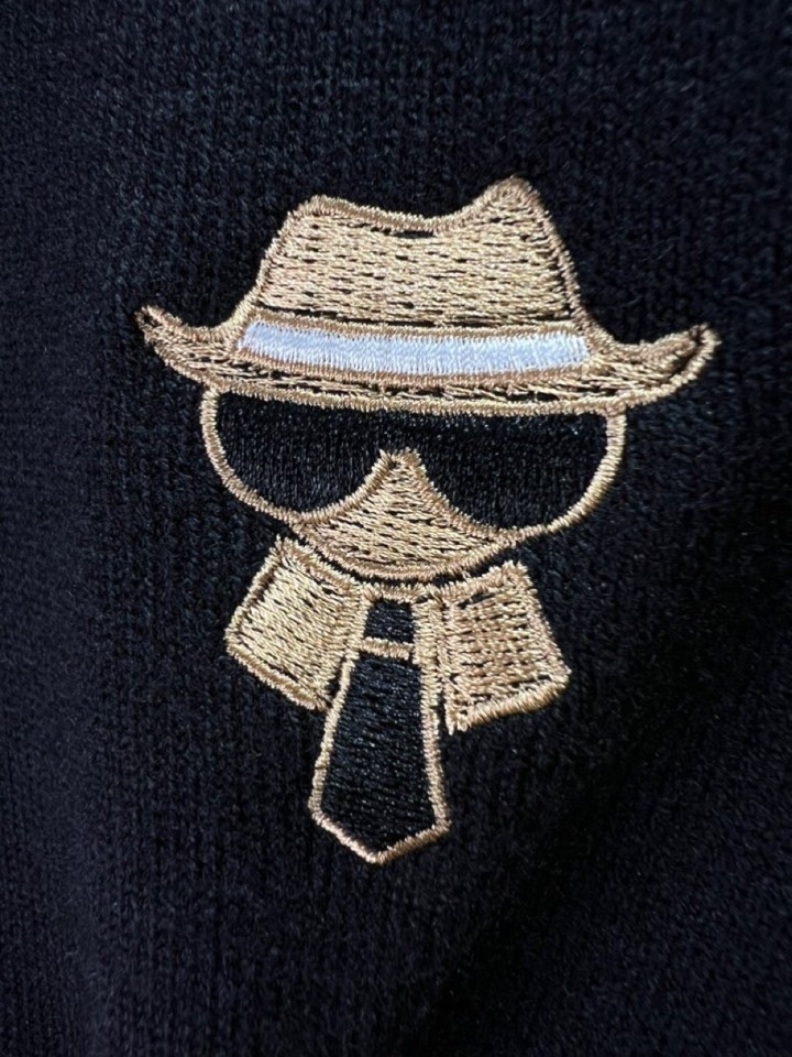 FENDI 芬迪2025秋冬新品圆领毛衣，本品演绎当代极简主义，采用69%羊毛、16%天丝与15%再生纤