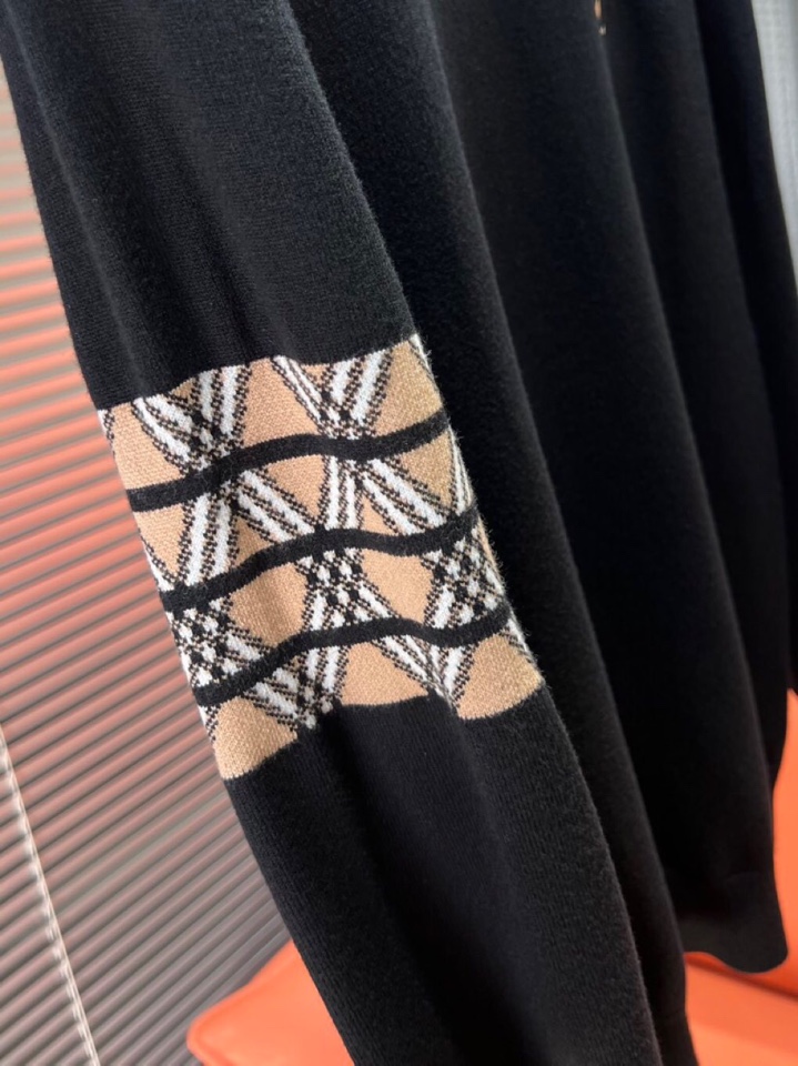 Burberry 巴宝莉2025秋冬新品圆领毛衣，本品演绎当代极简主义，采用69%羊毛、16%天丝与15
