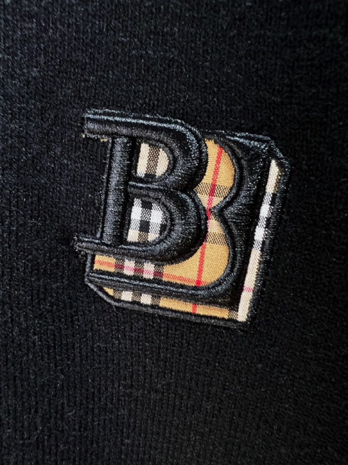 Burberry 巴宝莉2025秋冬新品圆领毛衣，本品演绎当代极简主义，采用69%羊毛、16%天丝与15