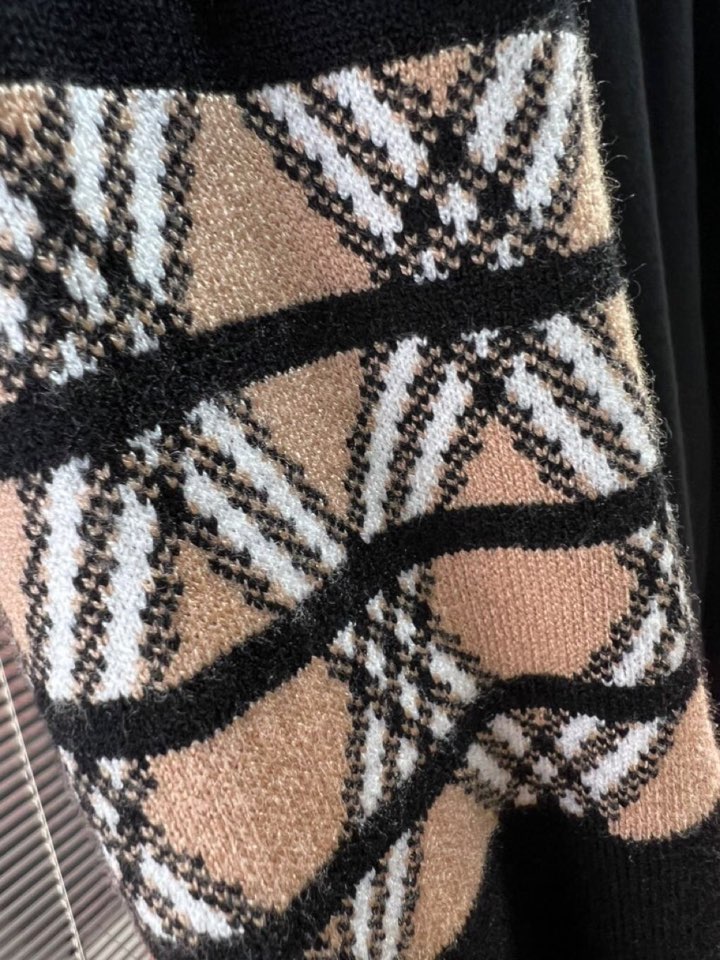 Burberry 巴宝莉2025秋冬新品圆领毛衣，本品演绎当代极简主义，采用69%羊毛、16%天丝与15