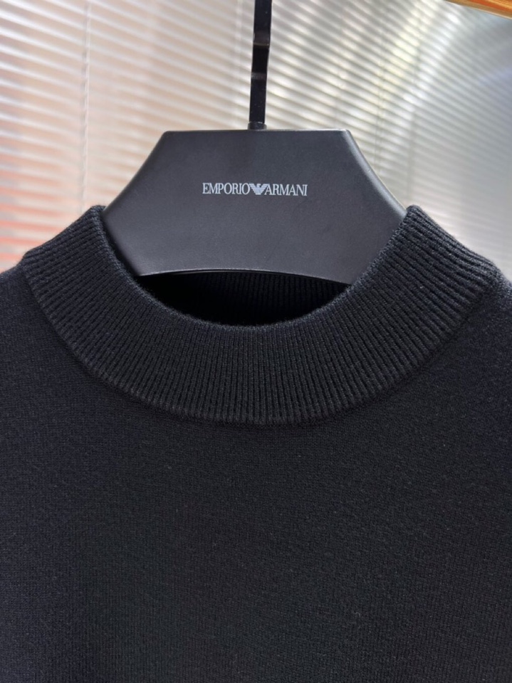 Burberry 巴宝莉2025秋冬新品圆领毛衣，本品演绎当代极简主义，采用69%羊毛、16%天丝与15