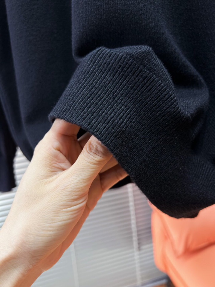 Burberry 巴宝莉2025秋冬新品圆领毛衣，本品演绎当代极简主义，采用69%羊毛、16%天丝与15