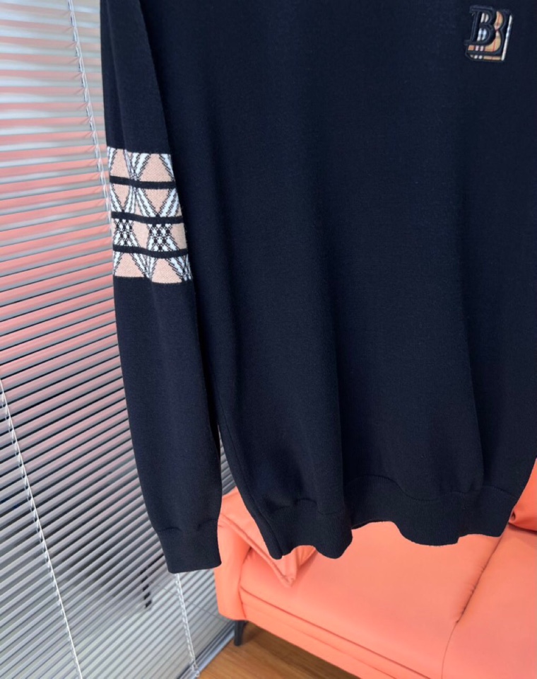 Burberry 巴宝莉2025秋冬新品圆领毛衣，本品演绎当代极简主义，采用69%羊毛、16%天丝与15