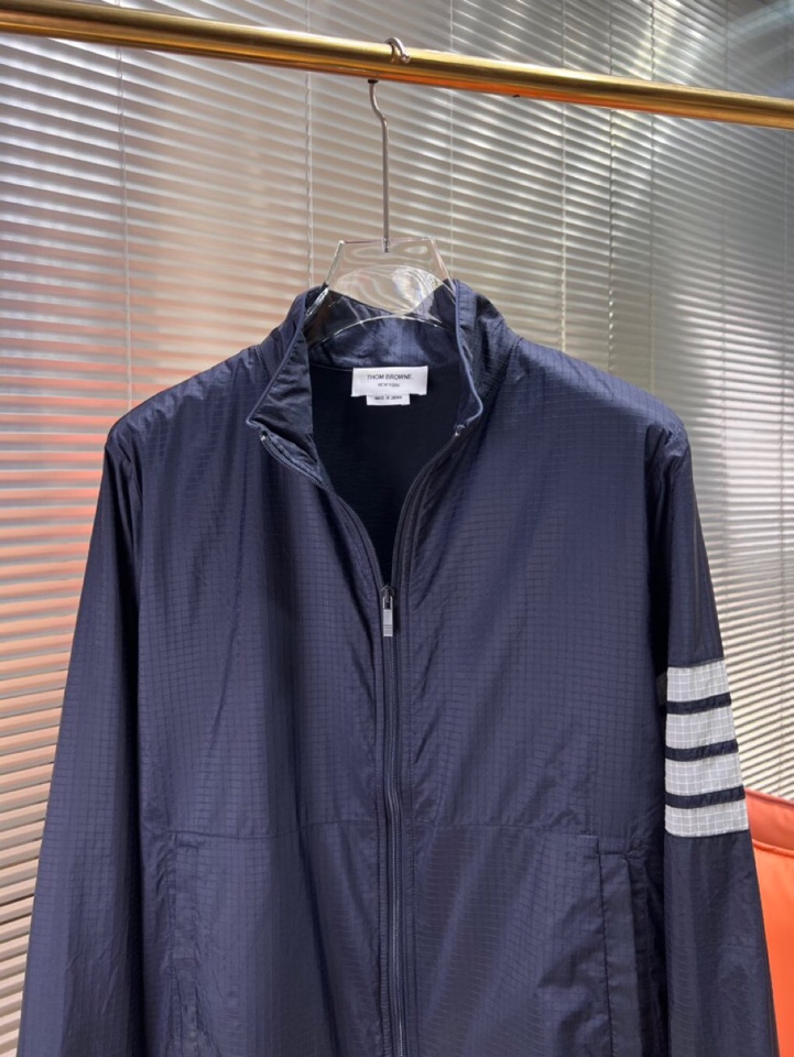 THOM BROWNE 汤姆布朗 TB高版本双层休闲四杠梭织立领夹克 \n码数：1-5 颜色：藏青、（下