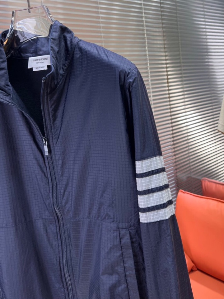 THOM BROWNE 汤姆布朗 TB高版本双层休闲四杠梭织立领夹克 \n码数：1-5 颜色：藏青、（下