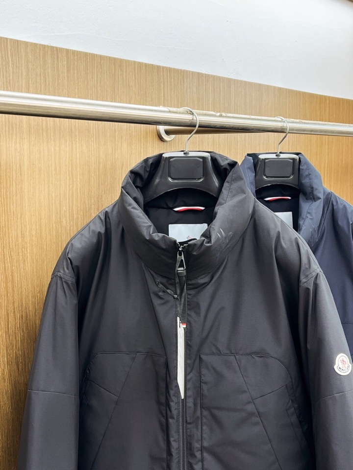 Moncler 蒙口秋冬新款男士立领羽绒服外套 经典爆款推荐！男士时尚休闲 90白鸭绒 高织超细腻科技软
