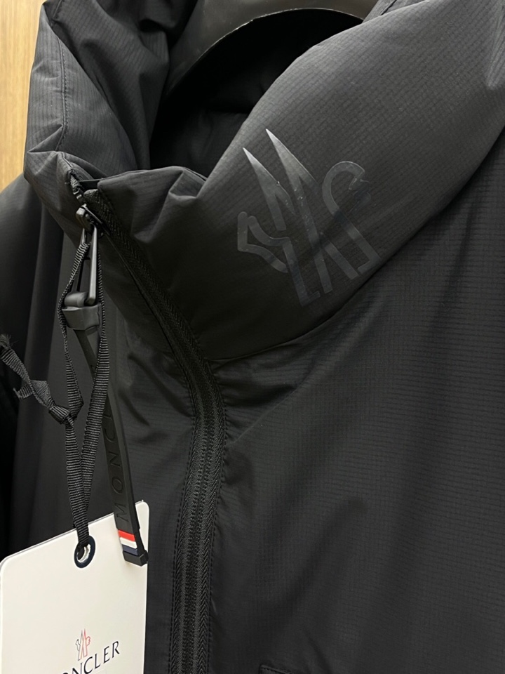 Moncler 蒙口秋冬新款男士立领羽绒服外套 经典爆款推荐！男士时尚休闲 90白鸭绒 高织超细腻科技软