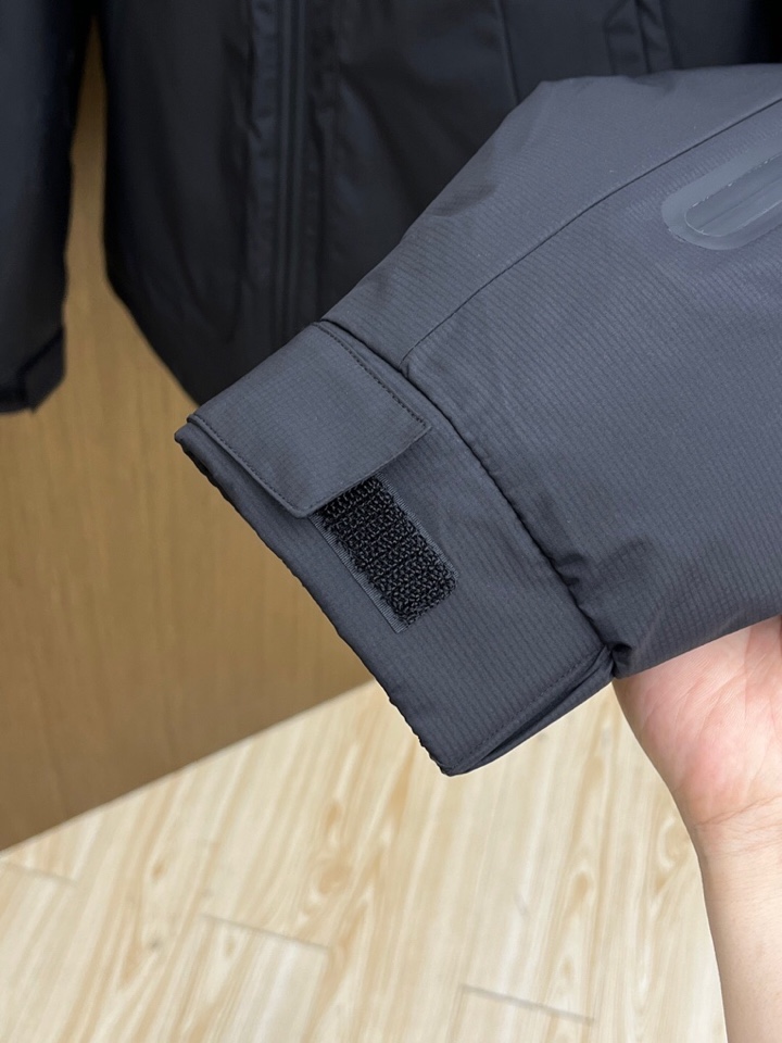 Moncler 蒙口秋冬新款男士立领羽绒服外套 经典爆款推荐！男士时尚休闲 90白鸭绒 高织超细腻科技软