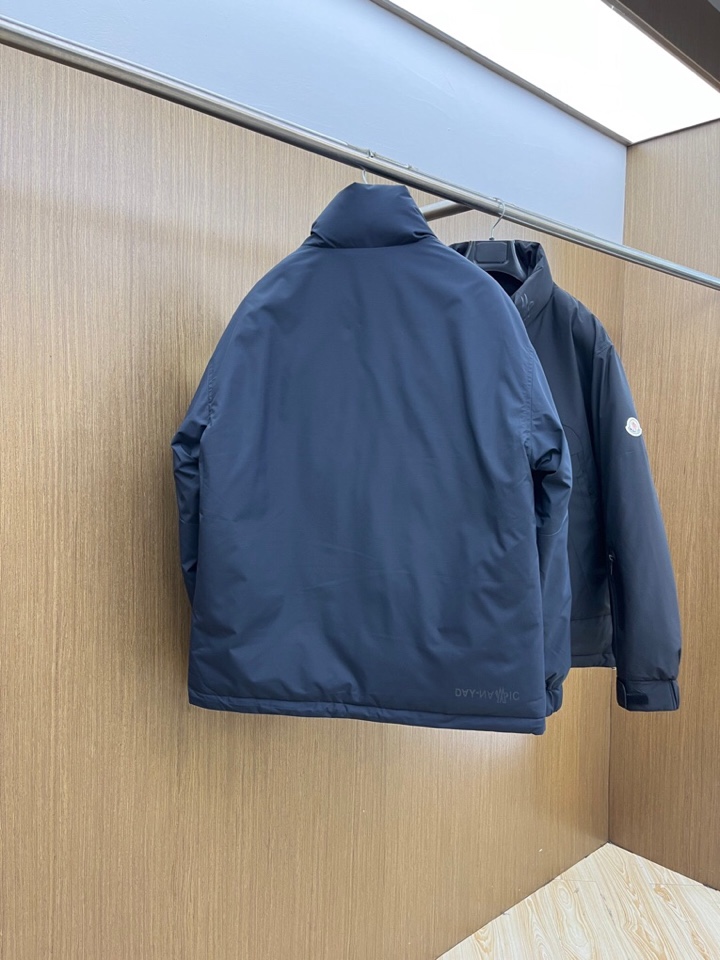 Moncler 蒙口秋冬新款男士立领羽绒服外套 经典爆款推荐！男士时尚休闲 90白鸭绒 高织超细腻科技软