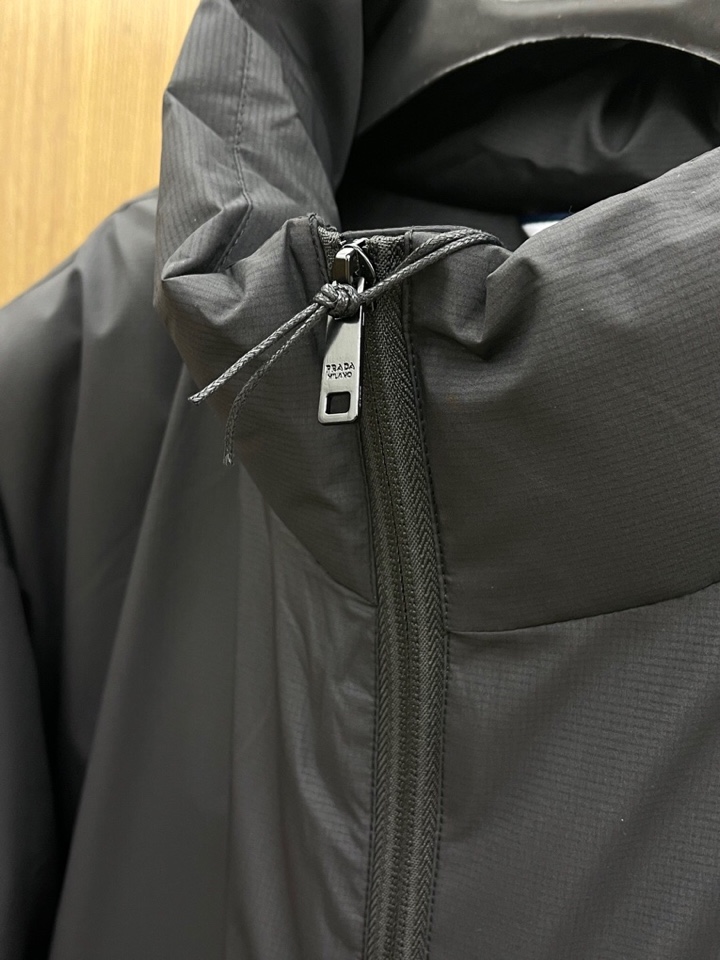 Prada 普拉达秋冬新款男士立领羽绒服外套 经典爆款推荐！男士时尚休闲 90白鸭绒 高织超细腻科技软滑