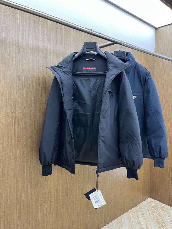 Prada 普拉达秋冬新款男士立领羽绒服外套 经典爆款推荐！男士时尚休闲 90白鸭绒 高织超细腻科技软滑