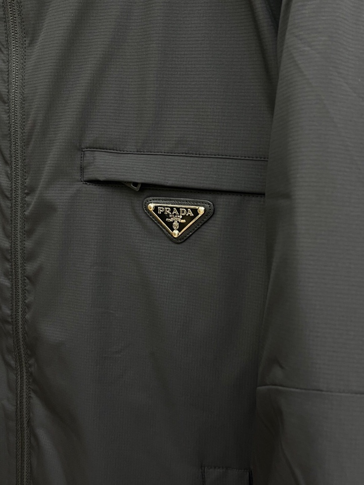 Prada 普拉达秋冬新款男士立领羽绒服外套 经典爆款推荐！男士时尚休闲 90白鸭绒 高织超细腻科技软滑