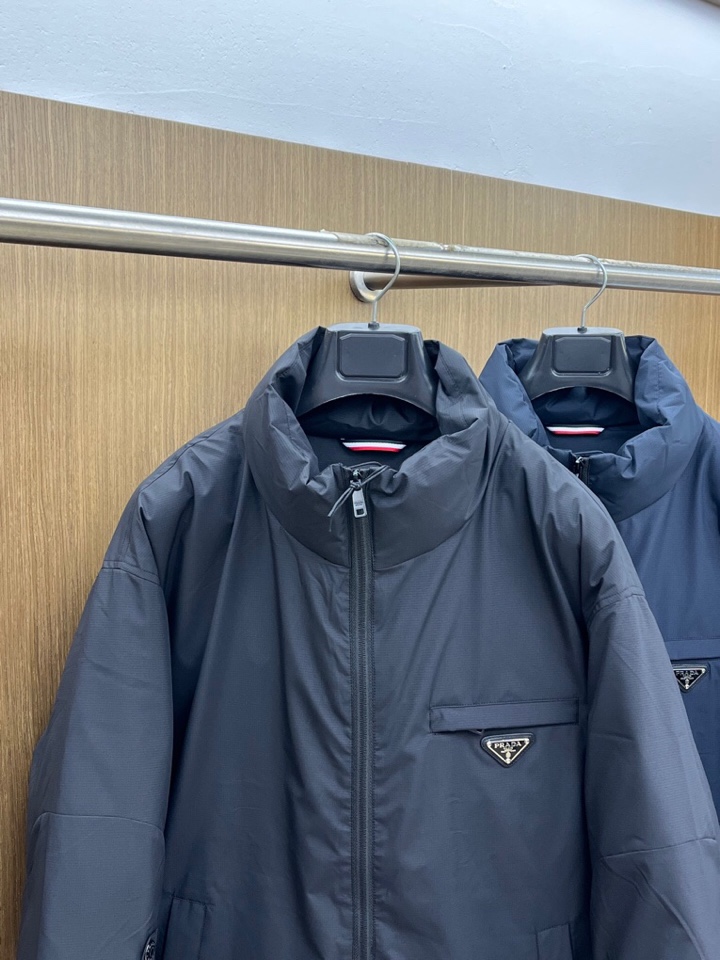 Prada 普拉达秋冬新款男士立领羽绒服外套 经典爆款推荐！男士时尚休闲 90白鸭绒 高织超细腻科技软滑