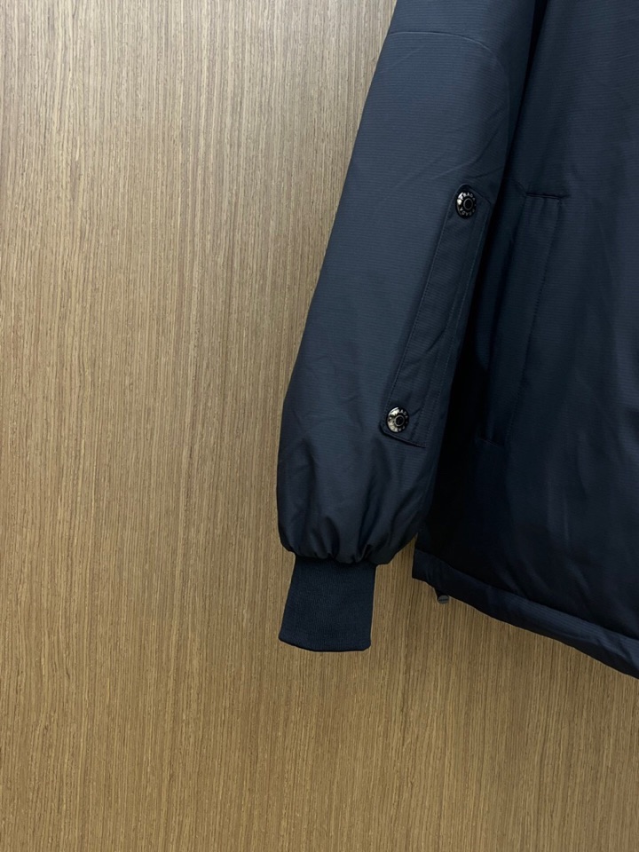 Prada 普拉达秋冬新款男士立领羽绒服外套 经典爆款推荐！男士时尚休闲 90白鸭绒 高织超细腻科技软滑