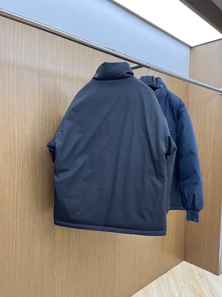 Prada 普拉达秋冬新款男士立领羽绒服外套 经典爆款推荐！男士时尚休闲 90白鸭绒 高织超细腻科技软滑