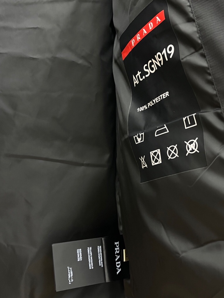 Prada 普拉达秋冬新款男士立领羽绒服外套 经典爆款推荐！男士时尚休闲 90白鸭绒 高织超细腻科技软滑