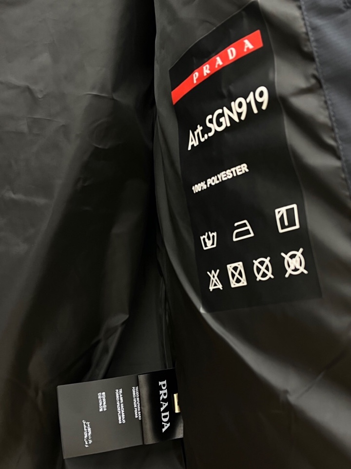 Prada 普拉达秋冬新款男士立领羽绒服外套 经典爆款推荐！男士时尚休闲 90白鸭绒 高织超细腻科技软滑