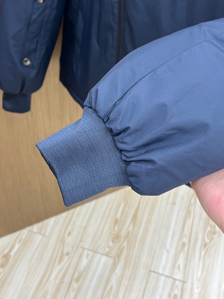 Prada 普拉达秋冬新款男士立领羽绒服外套 经典爆款推荐！男士时尚休闲 90白鸭绒 高织超细腻科技软滑