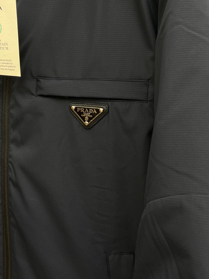 Prada 普拉达秋冬新款男士立领羽绒服外套 经典爆款推荐！男士时尚休闲 90白鸭绒 高织超细腻科技软滑