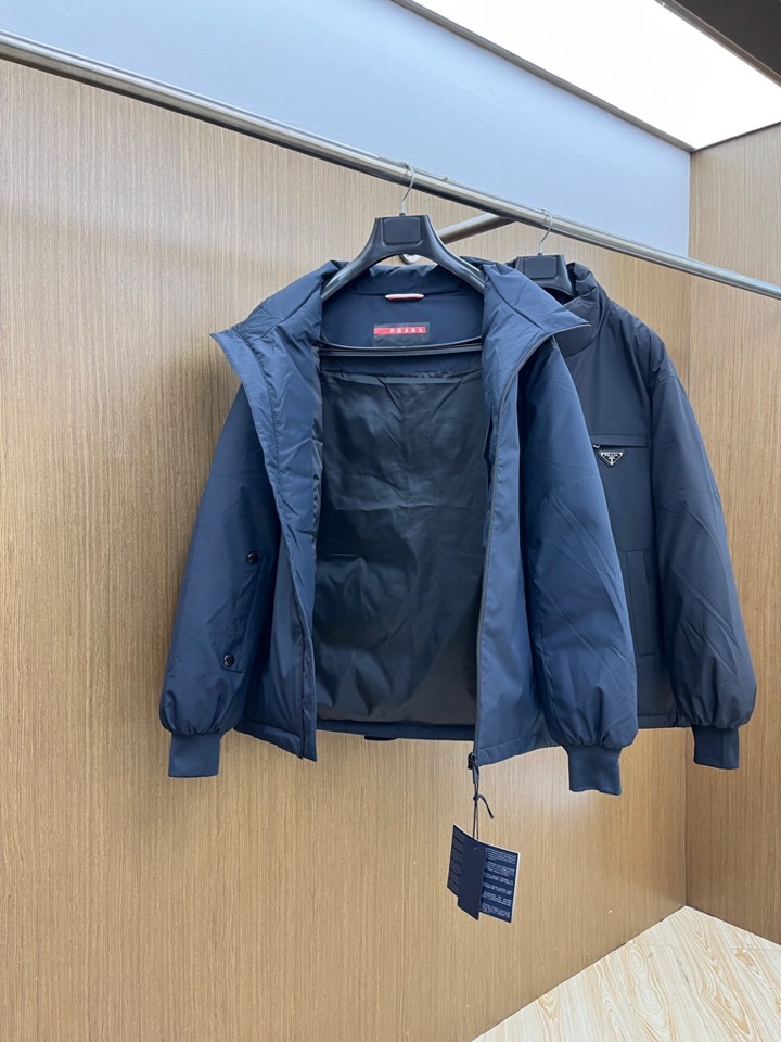 Prada 普拉达秋冬新款男士立领羽绒服外套 经典爆款推荐！男士时尚休闲 90白鸭绒 高织超细腻科技软滑