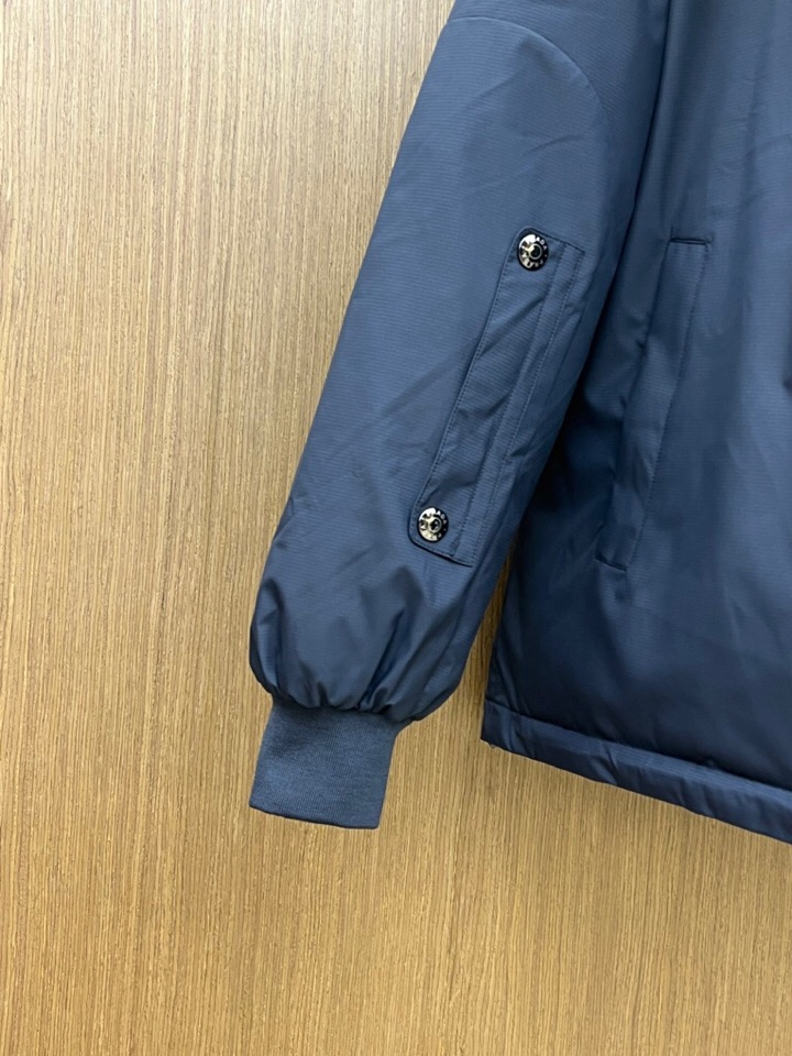 Prada 普拉达秋冬新款男士立领羽绒服外套 经典爆款推荐！男士时尚休闲 90白鸭绒 高织超细腻科技软滑