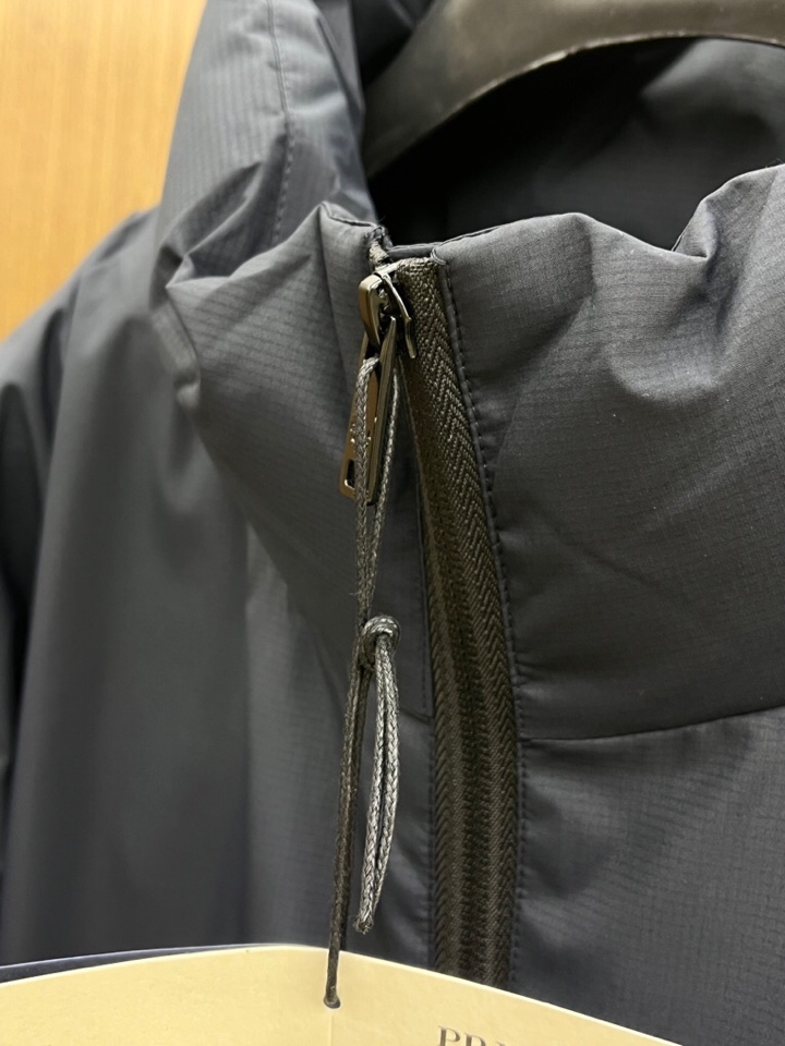 Prada 普拉达秋冬新款男士立领羽绒服外套 经典爆款推荐！男士时尚休闲 90白鸭绒 高织超细腻科技软滑