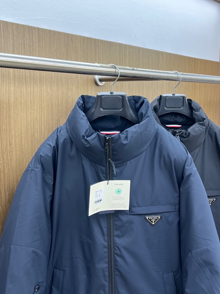 Prada 普拉达秋冬新款男士立领羽绒服外套 经典爆款推荐！男士时尚休闲 90白鸭绒 高织超细腻科技软滑