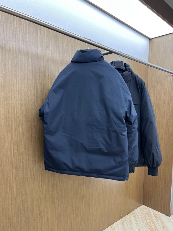 Prada 普拉达秋冬新款男士立领羽绒服外套 经典爆款推荐！男士时尚休闲 90白鸭绒 高织超细腻科技软滑