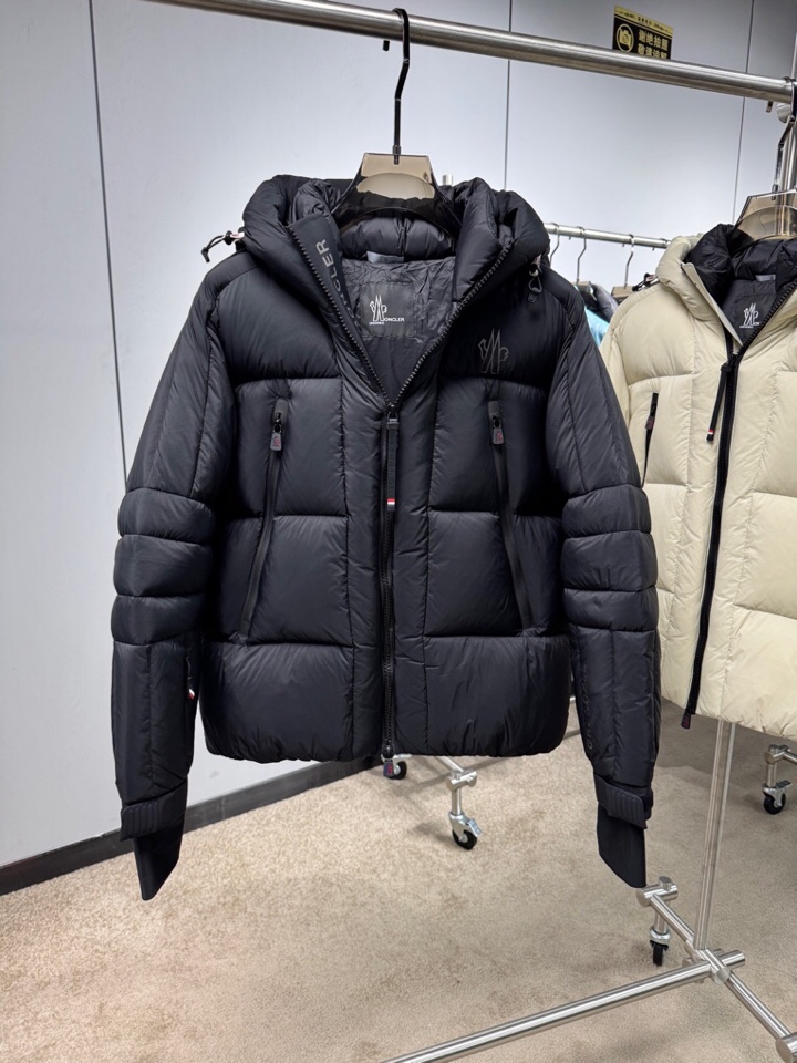 Moncler 蒙口25秋冬上新 经典爆款蒙口羽绒服 选用进口面料 充绒量实足，原版订制五金配件全进口原