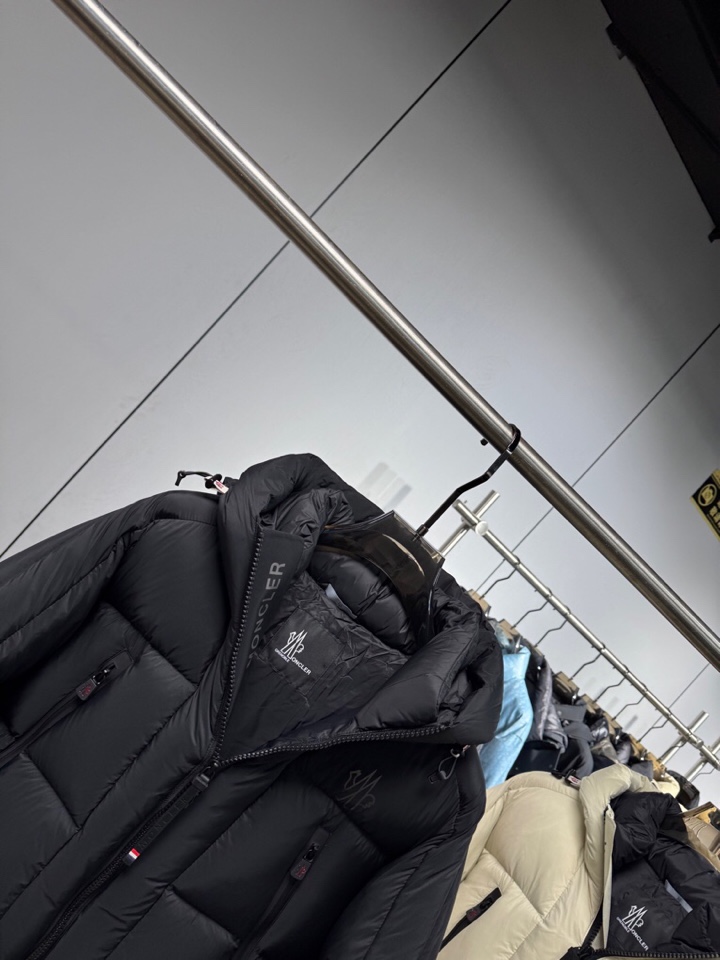 Moncler 蒙口25秋冬上新 经典爆款蒙口羽绒服 选用进口面料 充绒量实足，原版订制五金配件全进口原