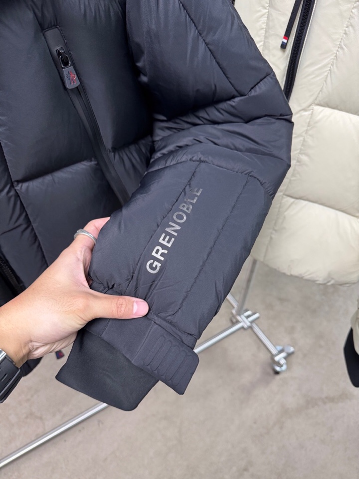 Moncler 蒙口25秋冬上新 经典爆款蒙口羽绒服 选用进口面料 充绒量实足，原版订制五金配件全进口原