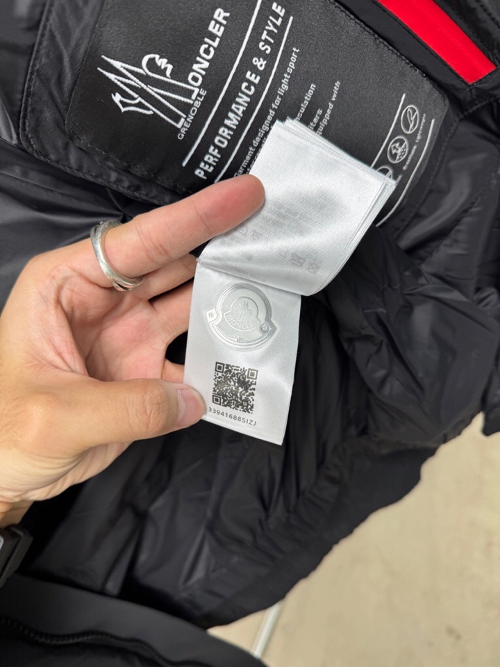 Moncler 蒙口25秋冬上新 经典爆款蒙口羽绒服 选用进口面料 充绒量实足，原版订制五金配件全进口原