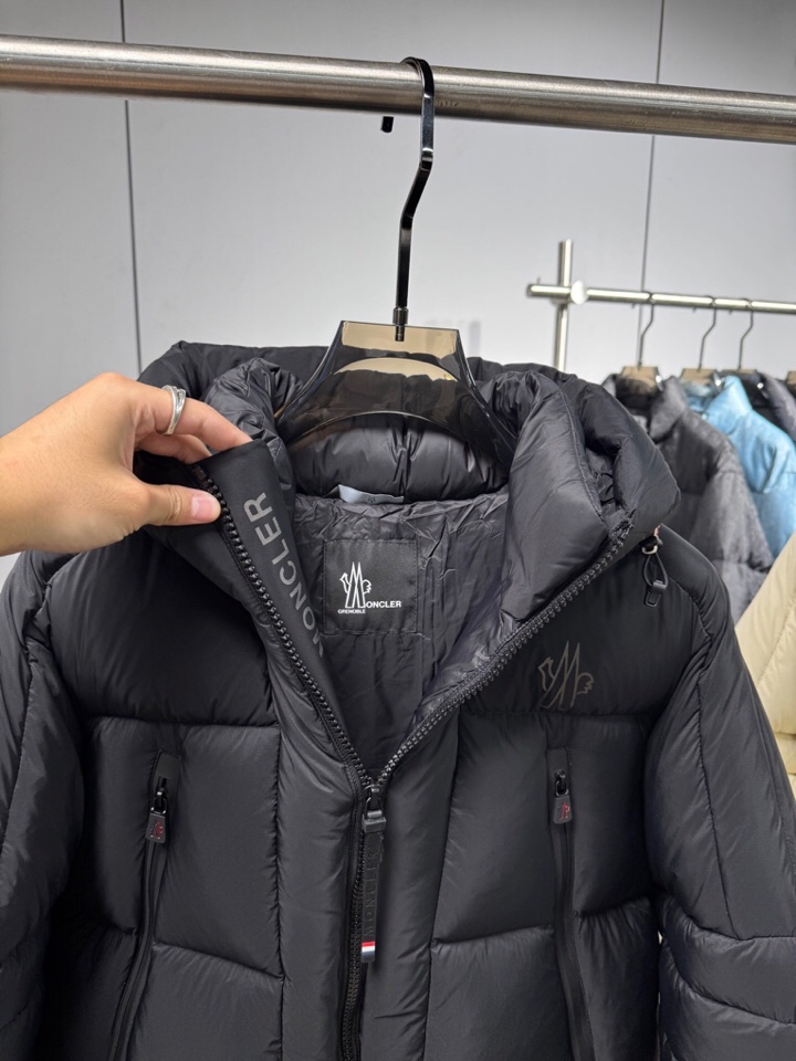 Moncler 蒙口25秋冬上新 经典爆款蒙口羽绒服 选用进口面料 充绒量实足，原版订制五金配件全进口原