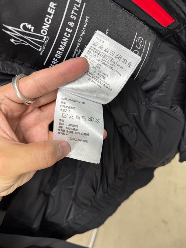 Moncler 蒙口25秋冬上新 经典爆款蒙口羽绒服 选用进口面料 充绒量实足，原版订制五金配件全进口原