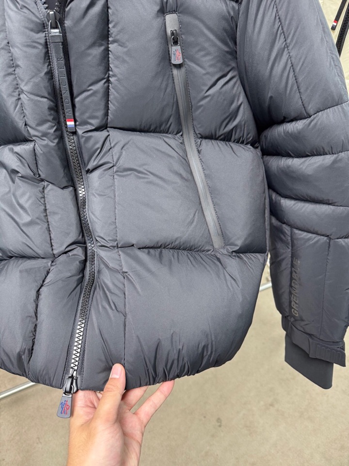 Moncler 蒙口25秋冬上新 经典爆款蒙口羽绒服 选用进口面料 充绒量实足，原版订制五金配件全进口原