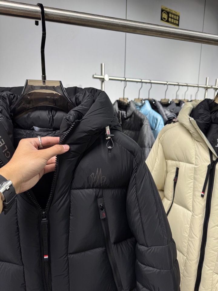 Moncler 蒙口25秋冬上新 经典爆款蒙口羽绒服 选用进口面料 充绒量实足，原版订制五金配件全进口原
