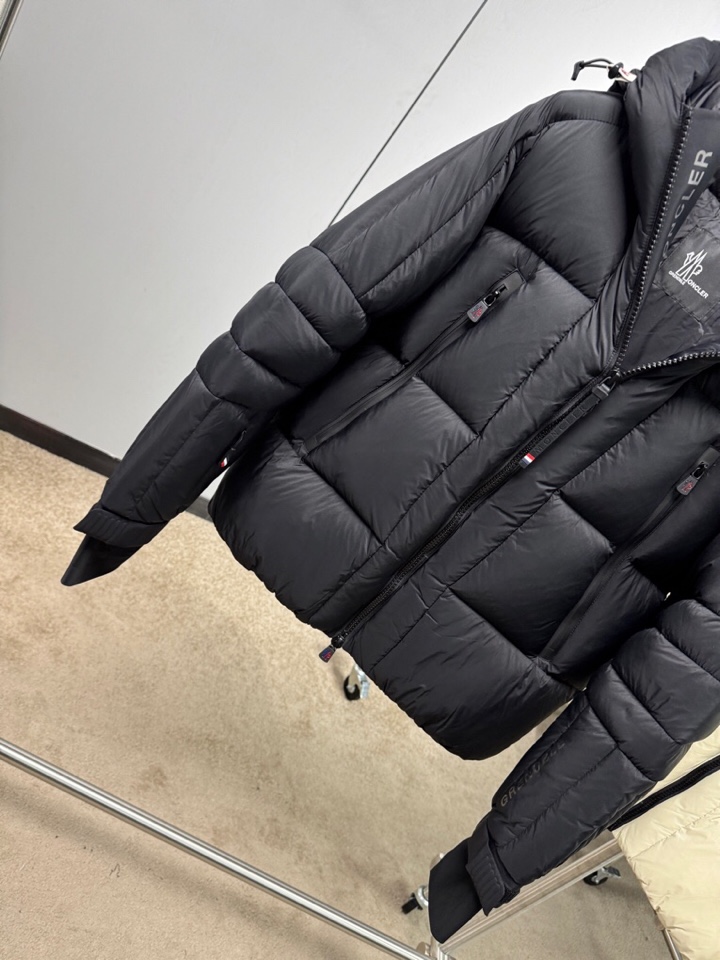 Moncler 蒙口25秋冬上新 经典爆款蒙口羽绒服 选用进口面料 充绒量实足，原版订制五金配件全进口原