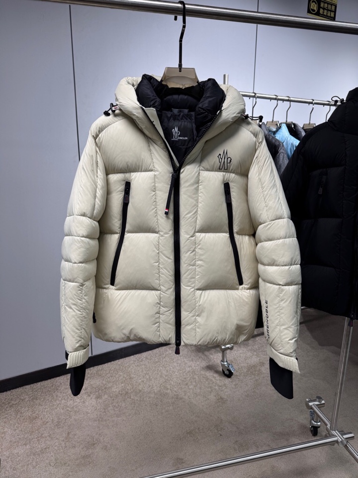 Moncler 蒙口25秋冬上新 经典爆款蒙口羽绒服 选用进口面料 充绒量实足，原版订制五金配件全进口原